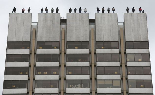 À Londres, 84 statues installées sur le toit d'une tour pour sensibiliser au