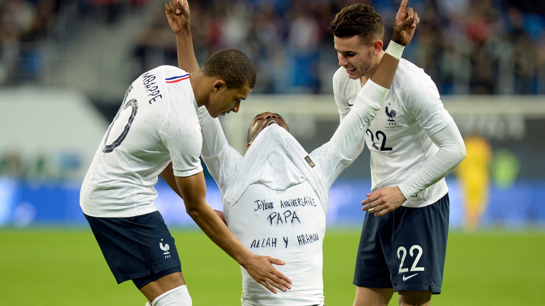 Russie France Paul Pogba Rend Un Bel Hommage A Son Pere Decede Apres Son Magnifique But Le Huffpost Russie France Paul Pogba Rend Un Bel Hommage A Son Pere Decede Apres Son Magnifique But Le Huffpost