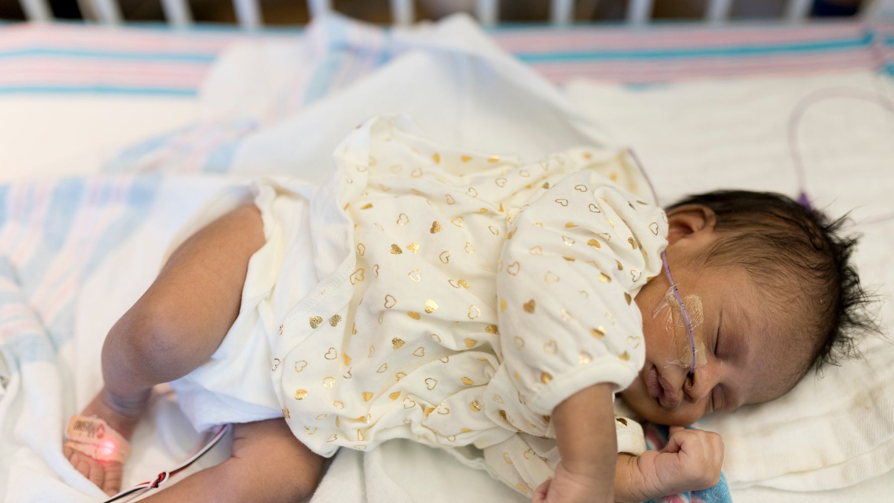 Pour Faciliter Le Peau A Peau Avec Les Bebes Prematures Des Capteurs Sans Fil Vont Voir Le Jour Le Huffington Post Life