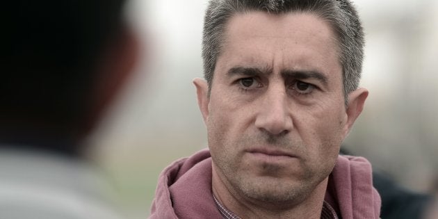 Guy je sors avec un bébé sur le chemin
