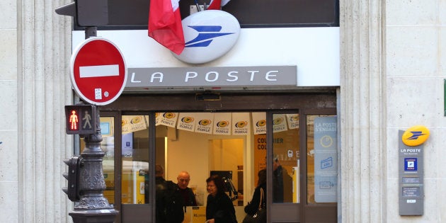 La Poste Touchee Par Un Bug Informatique National Les Operations Aux Guichets Bloquees Le Huffpost