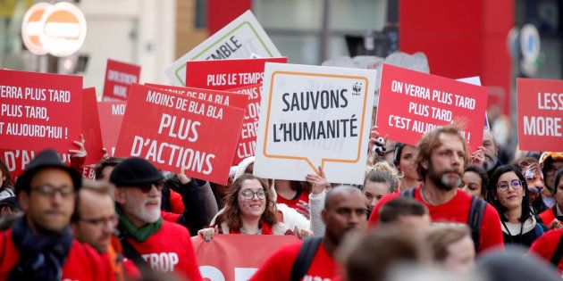 Marche du siècle: des milliers de manifestants à Paris et partout en