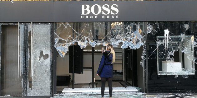 Gilets Jaunes 80 Enseignes Des Champs élysées Touchées Par