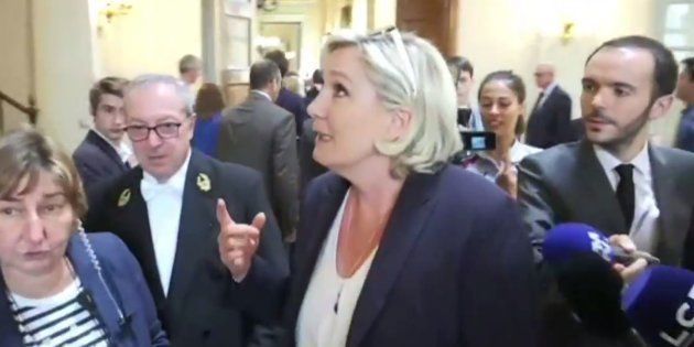 Dans les couloirs de l'Assemblée Nationale, Marine Le Pen a eu du mal à se