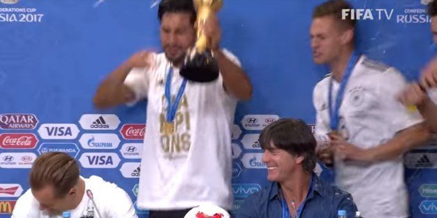 Joachim Löw douché au champagne pour fêter la victoire de l'Allemagne en Coupe des