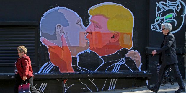 Une fresque peinte sur le mur d'un restaurant de Vilnius, en Lituanie, représentant Vladimir Poutine...