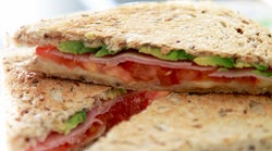 Sur la route pendant le chassé-croisé? Voici ce que mangent les nutritionnistes en