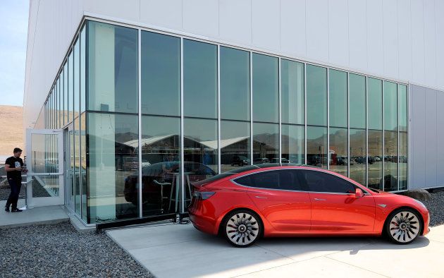 Elon Musk dévoile les photos de son Model 3: le patron de Tesla est-il le nouvel Henry