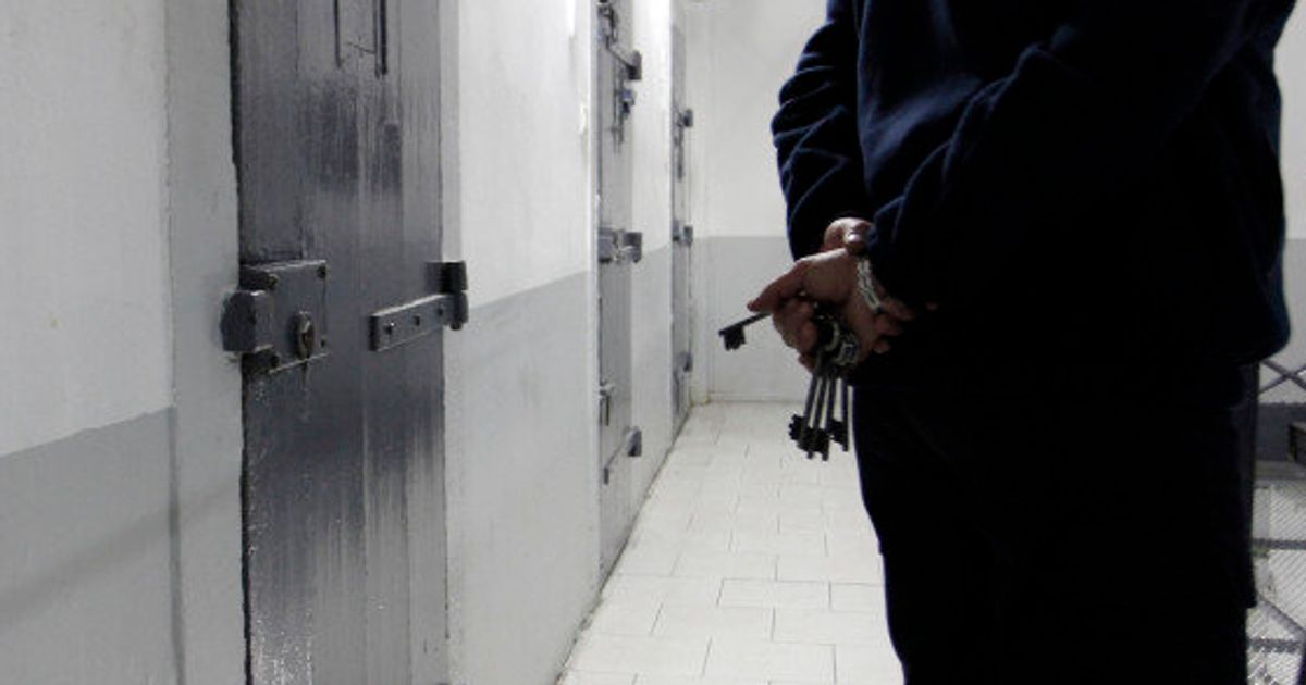 Deux Surveillants De La Prison D Osny Dans Le Val D Oise Agresses Par Un Detenu Radicalise Le Huffpost