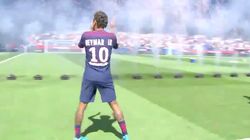 Neymar au PSG: les images de l'arrivée triomphale de la star brésilienne sur la pelouse du Parc des