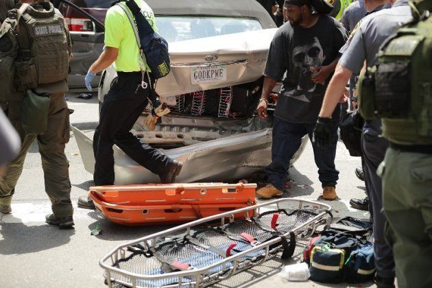 Charlottesville: une voiture percute des manifestants anti-racisme, des