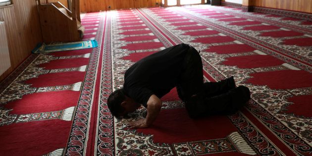 Un homme prie dans la mosquée de l'imam Abdelbaki Es Satty à Ripoll, le 19