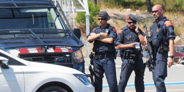 Des policiers espagnols contrôlent les véhicules à la frontière française, entre La Jonquera et Le Perthus,...