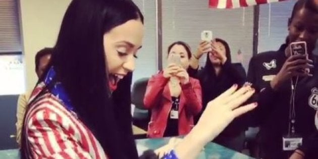 Pour Son Anniversaire Katy Perry Est Allee Voter Dans Une Tenue Tres Patriotique Le Huffpost Pour Son Anniversaire Katy Perry Est Allee Voter Dans Une Tenue Tres Patriotique Le Huffpost