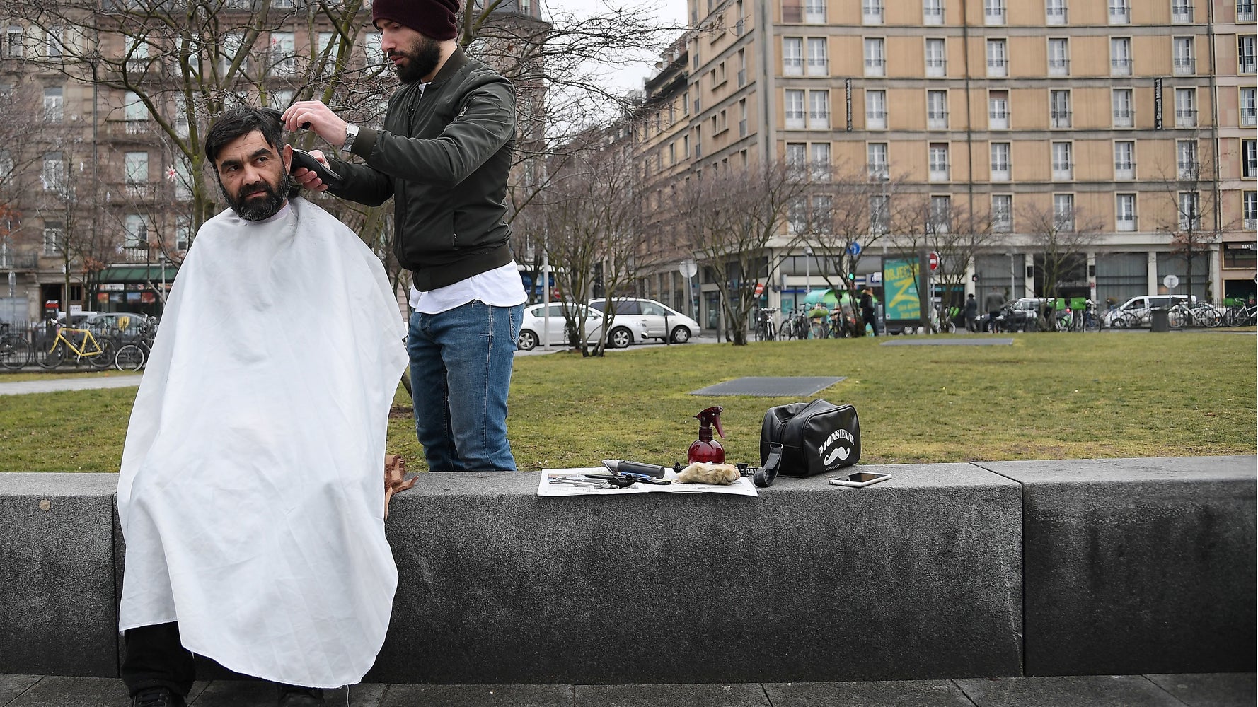 Ce Coiffeur Solidaire Fait Salon Dans La Rue A Strasbourg Pour Les