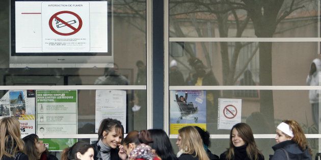 L'interdiction de fumer dans l'enceinte des collèges et lycées restera strictement