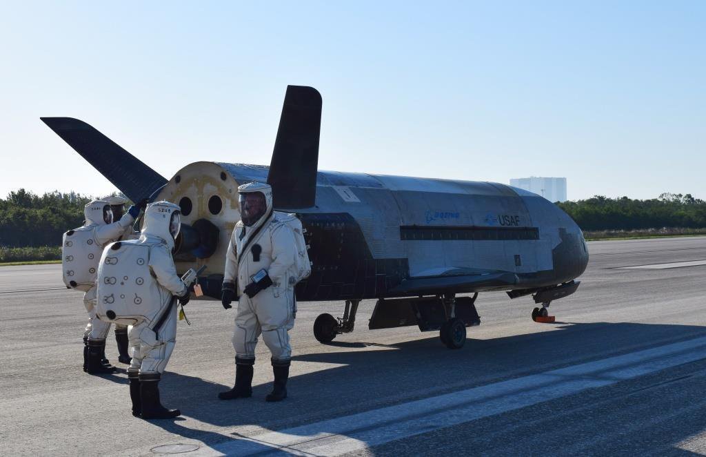 Le Vaisseau Spatial Top-secret De L'armée Américaine X-37B Reprend Du ...