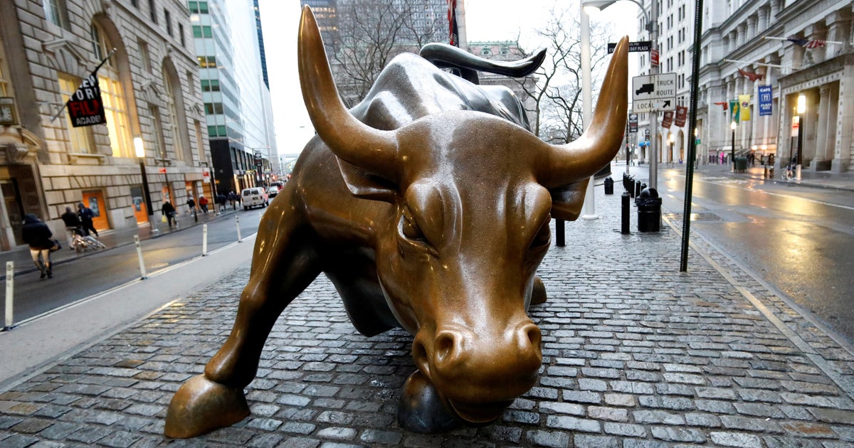 Une fillette en bronze rejoint la célèbre statue du taureau de Wall