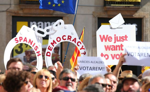 À Barcelone, des centaines de maires catalans ont défilé avec un