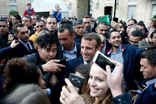 Bain De Foule Pour Macron A L Elysee Visite Par 000 Curieux Le Huffpost