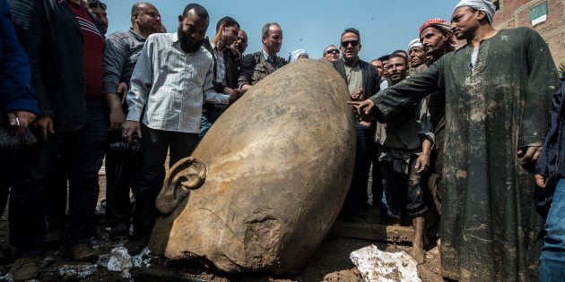 Recomposée la statue présumée de Ramses II fait huit mètres de