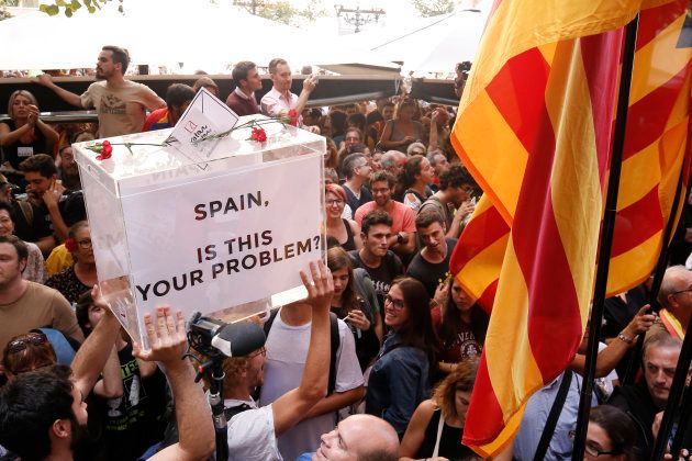 Des millions de bulletins de vote saisis en Catalogne, des milliers de manifestants dans la