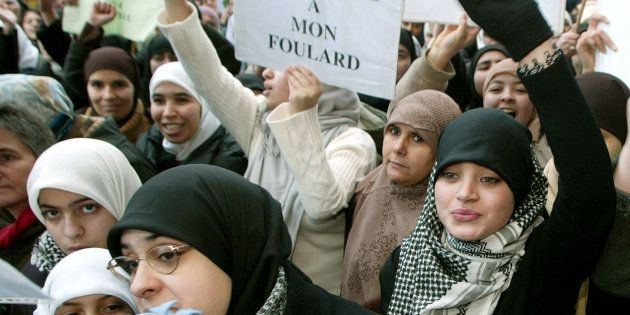 Une manifestation de femmes musulmanes à Bruxelles, en janvier 2004, contre l'interdiction du foulard...