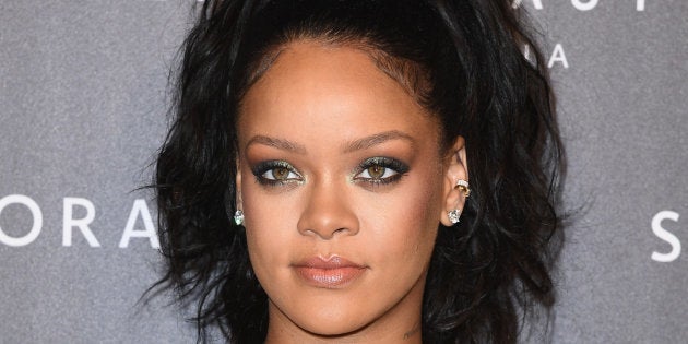 Fenty Beauty Rihanna Lance Sa Marque De Cosmetiques A Paris En Robe Ample Et Sexy Le Huffpost