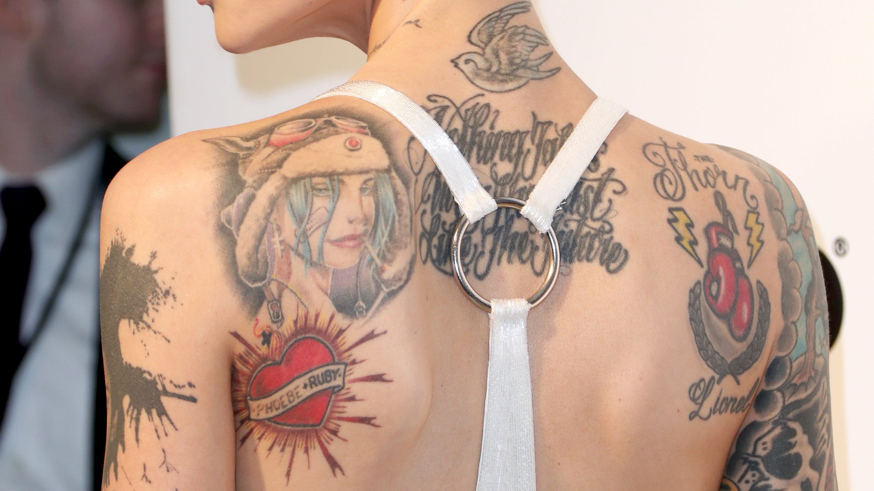 Tatouage femme elon musk Tatouage femme elon musk