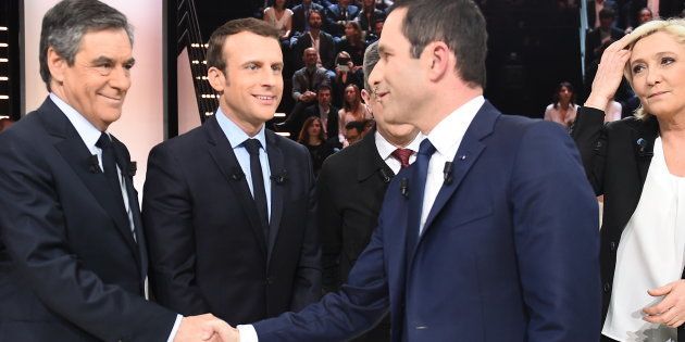 François Fillon et Benoît Hamon se serrent la main sur le plateau télévisé du Grand Débat présidentiel,...