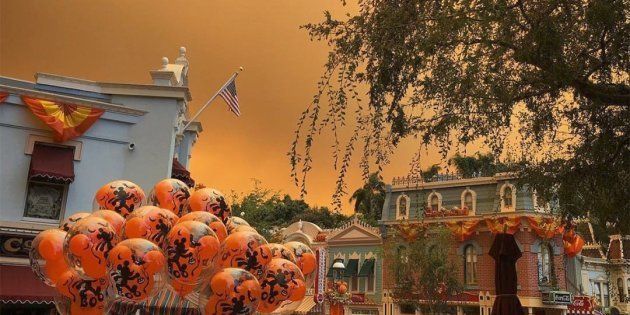 Le ciel de Disneyland en Californie devient orange sous l'effet d'incendies monstres