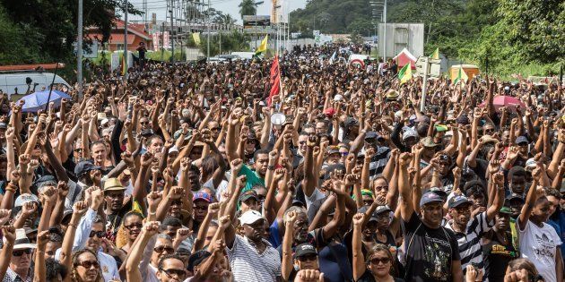 Des manifestants près du Centre spatial de Kourou en Guyane le 4 avril
