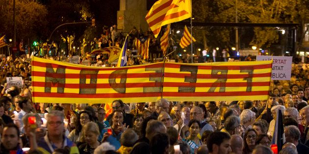 Des centaines de milliers de Catalans manifestent pour la libération de deux chefs