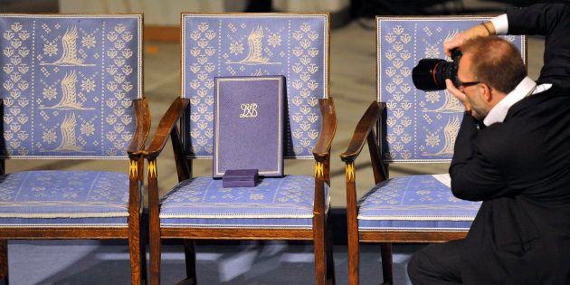 Un photographe immortalise la chaise vide du Prix Nobel de la paix Liu Xiaobo, lors de la cérémonie officielle...