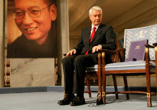 Le président du comité Nobel norvégien Thorbjørn Jagland, près de la chaise de Liu Xiaobo, sur laquelle...