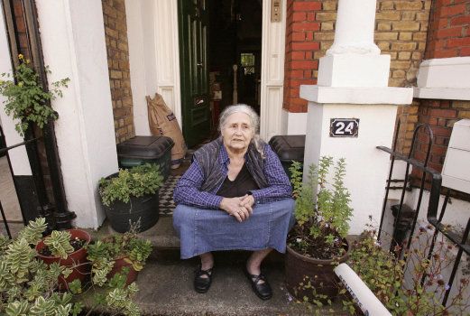 Doris Lessing s'adresse aux médias devant sa maison du nord de Londres, le 11 octobre