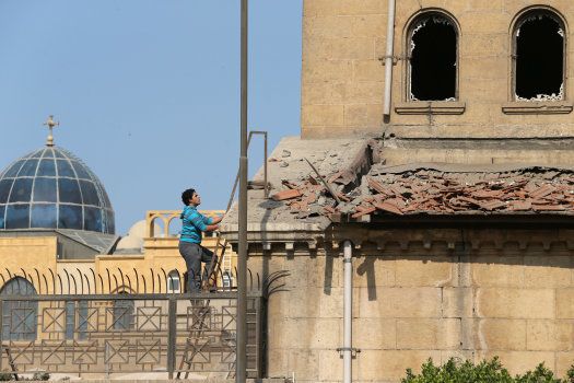 Un employé de la cathédrale Saint-Marc découvre les dégâts provoqués par l'explosion, le 11