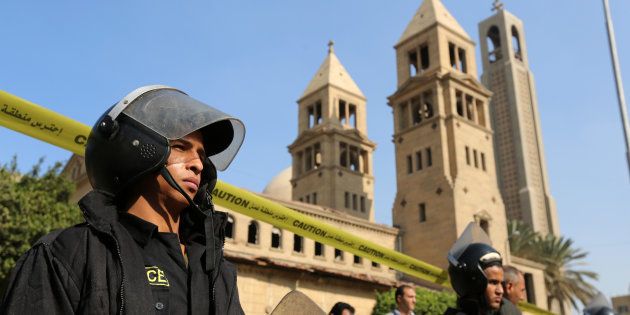 Des membres des forces de l'ordre devant la cathédrale copte Saint-Marc du Caire, le 11 décembre