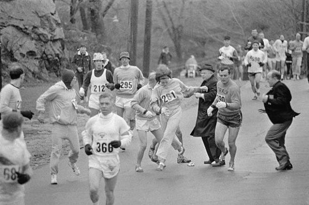 Lors du marathon de 1967, l'entraîneur et le compagnon de Kathrine Switzer prennent sa défense pour qu'elle puisse terminer sa course.