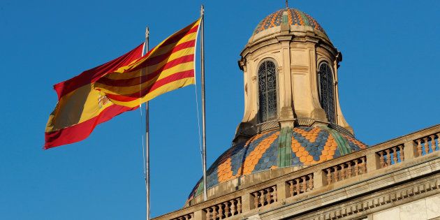 Les drapeaux espagnol et catalan flottent au-dessus du Palais de la Généralité de Catalogne, à