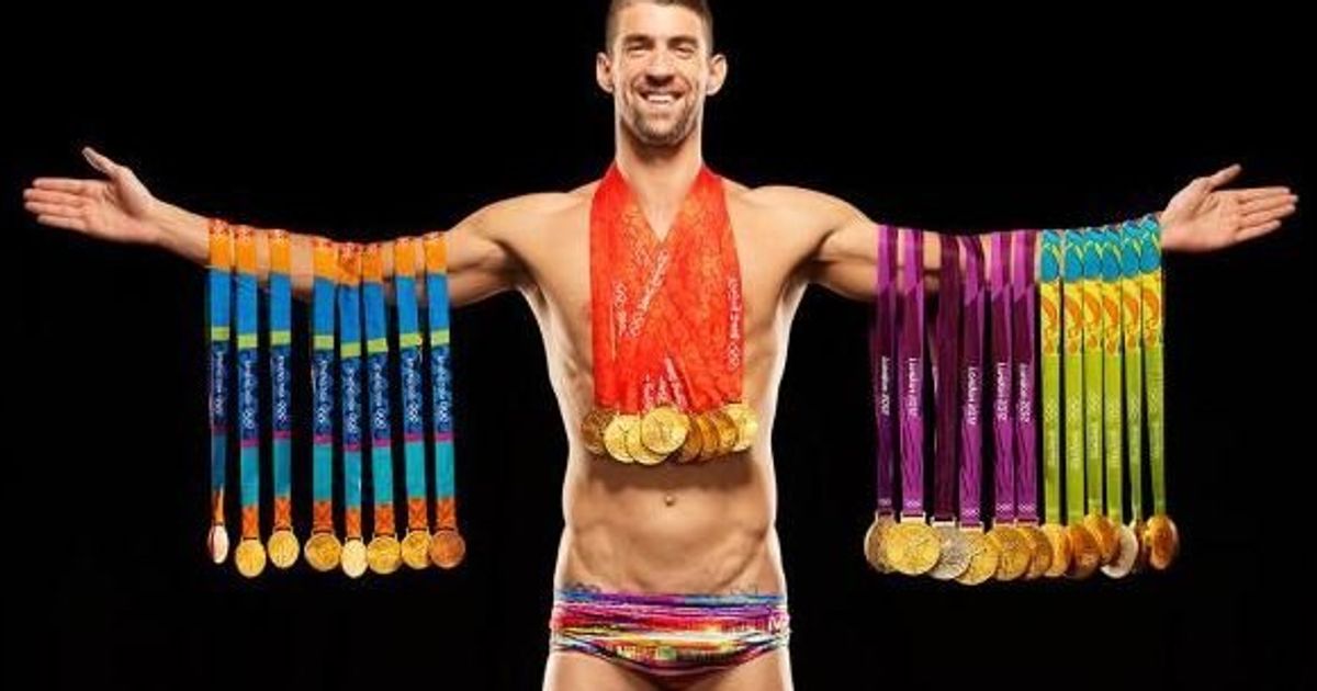 Michael Phelps a posé avec ses 8 kg de médailles ...