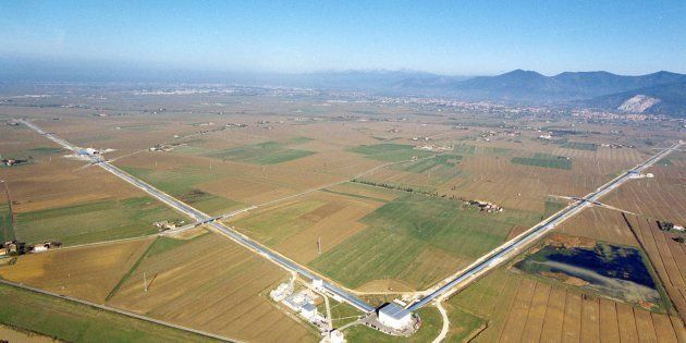 Vue aérienne de l'immense appareil de détection européen des ondes gravitationnelles VIRGO à Cascina...