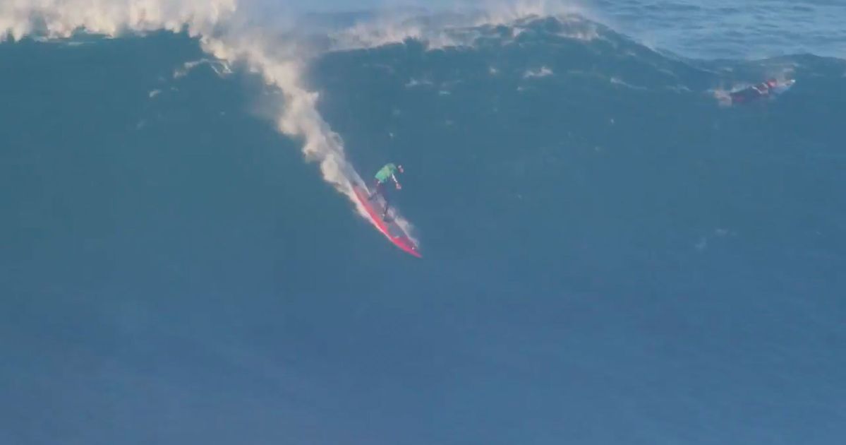 Voilà à quoi ressemble une compétition de surf sur l'énorme vague de