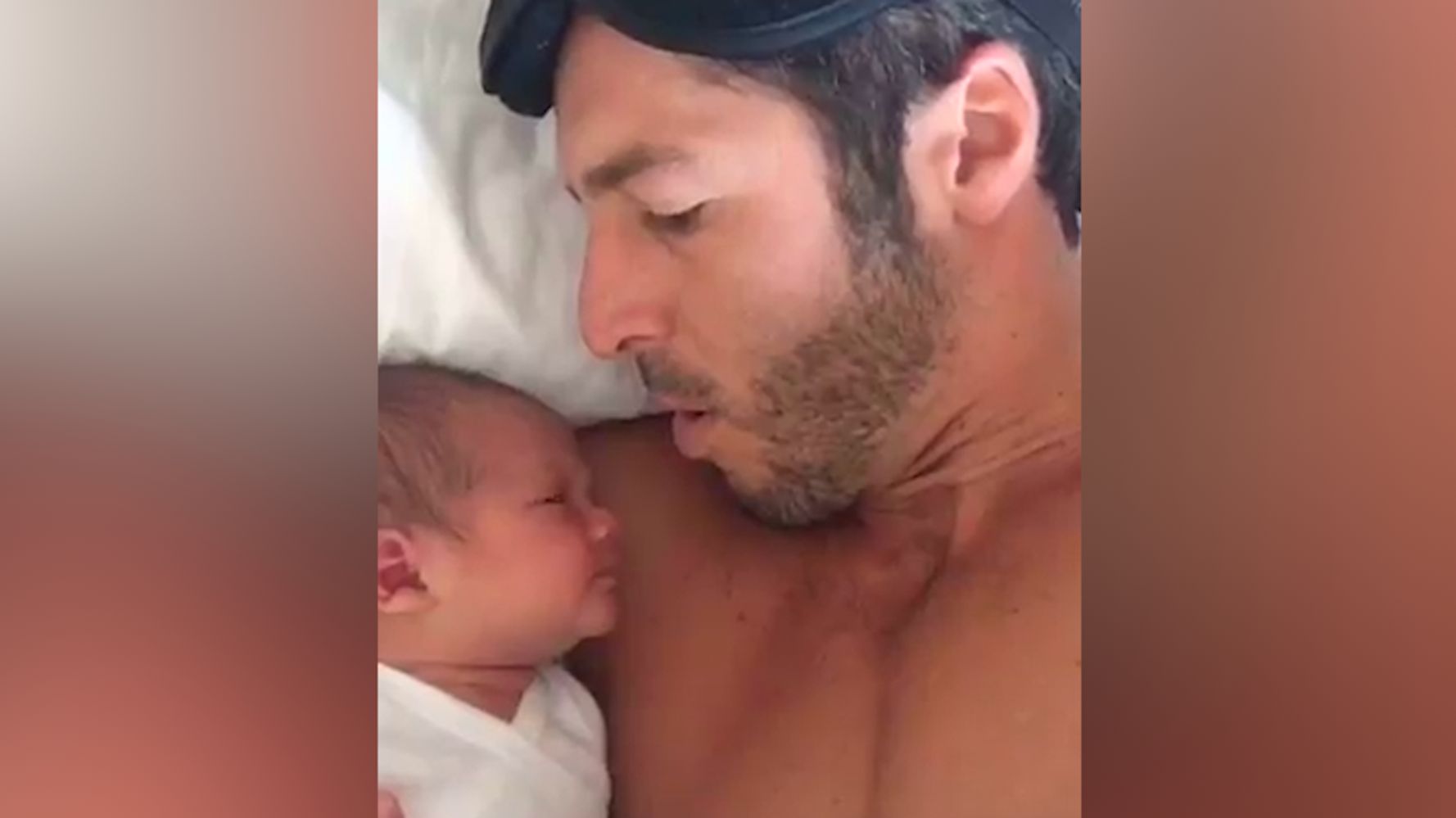 L Improbable Technique De Ce Papa Pour Que Son Bebe Arrete De Pleurer Le Huffington Post Life