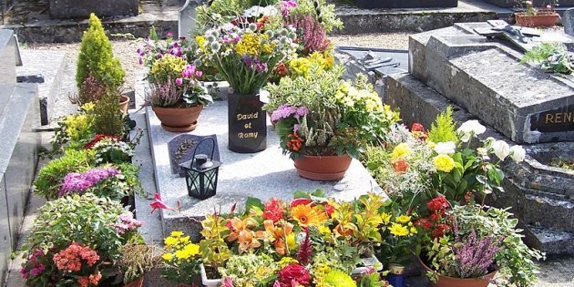 La Tombe De Romy Schneider Profanée Dans Les Yvelines | Le HuffPost