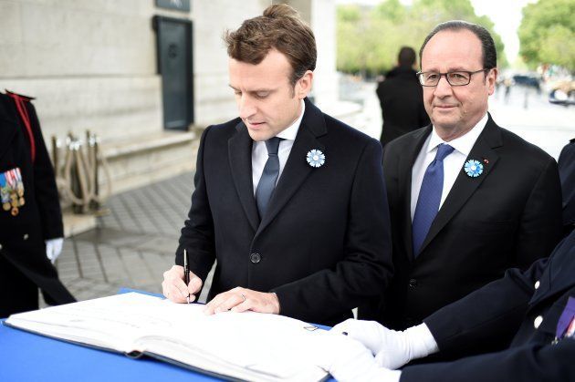 Emmanuel Macron et François Hollande on signé le livre d'or de la