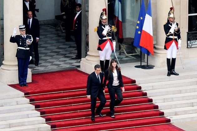 Nicolas Sarkozy et Carla Bruni quittent l'Elysée, après la passation de pouvoirs avec François Hollande...