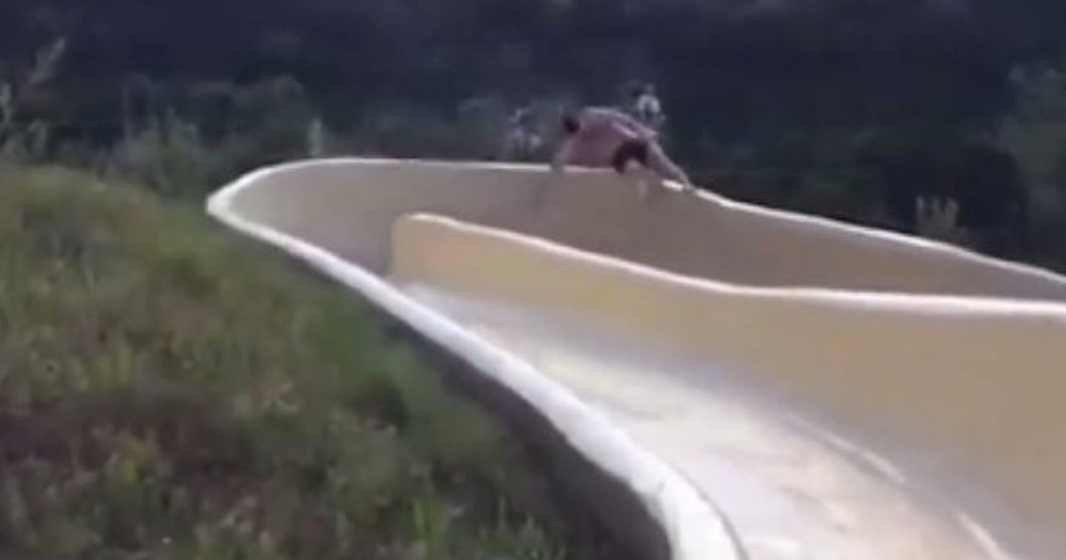 Sa descente de toboggan aquatique ne s'est pas terminée comme prévu