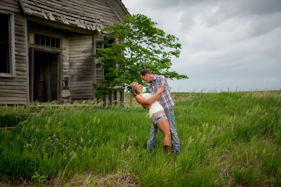 Photos de mariage: des fiançailles en plein orage pour un résultat