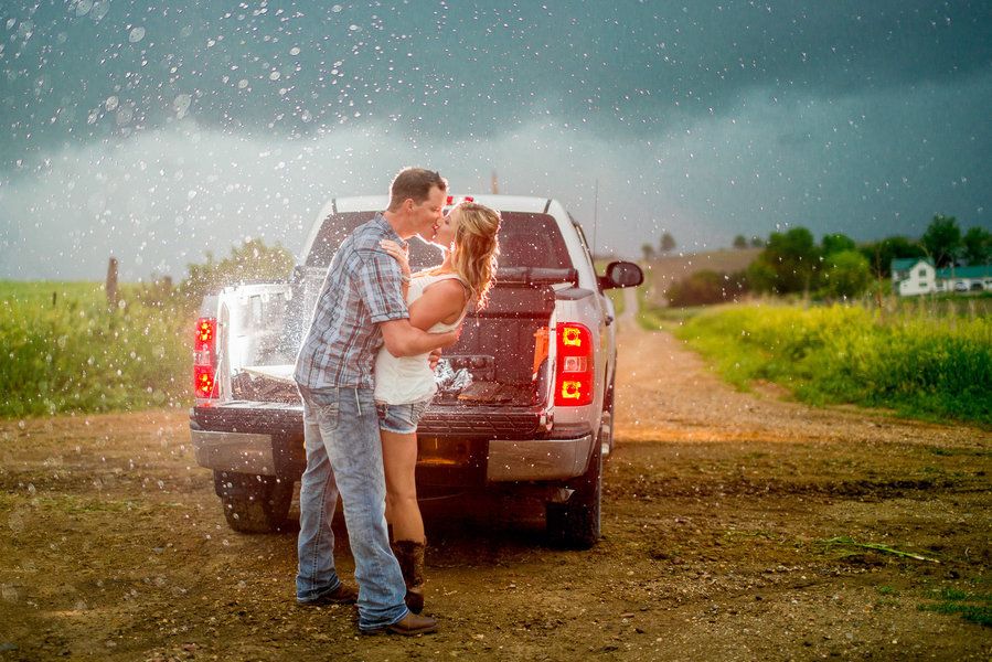 Photos de mariage: des fiançailles en plein orage pour un résultat